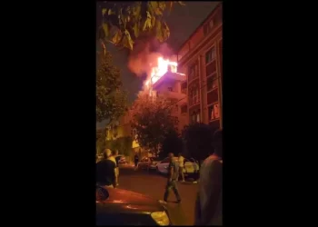 Çekmeköy’de 5 Katlı Binanın Çatı Katı Alev Alev Yandı