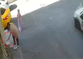 Pes dedirten hırsızlık! Taksiden indi, düşen telefonu alıp tekrar yoluna devam etti